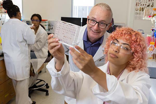 Photo of student and mentor in a laboratory