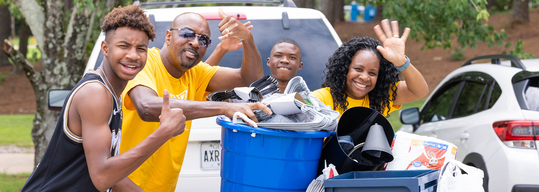 Residential student and parents at Move-In